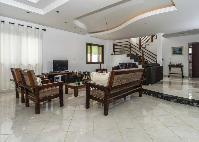 Casa confortável e ampla com piscina e bilhar!