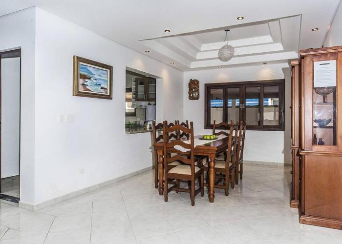 Casa confortável e ampla com piscina e bilhar!