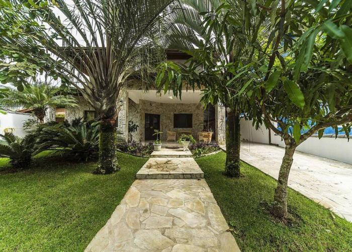 Casa confortável e ampla com piscina e bilhar!