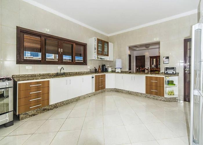 Casa confortável e ampla com piscina e bilhar!