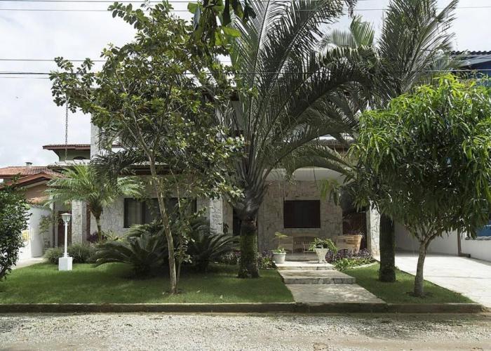 Casa confortável e ampla com piscina e bilhar!