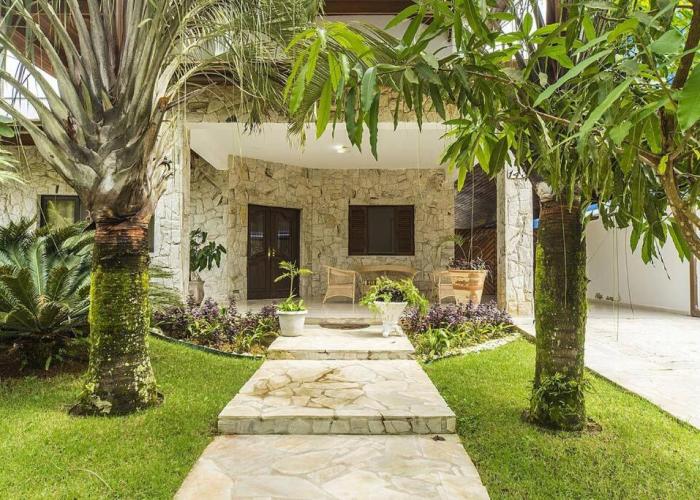 Casa confortável e ampla com piscina e bilhar!