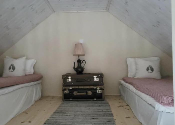 Hus i mysig by nära havet