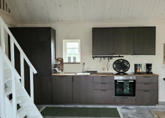 Hus i mysig by nära havet