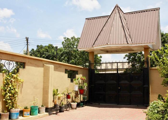 Stay in Bomang'ombe with Breakfast