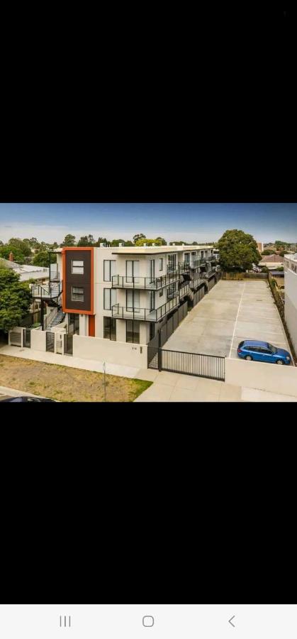 Comfy 2 bed appt in central werribee