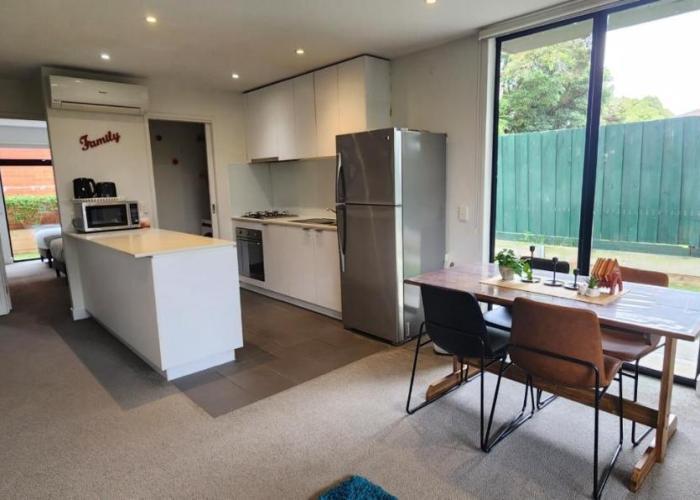 Comfy 2 bed appt in central werribee