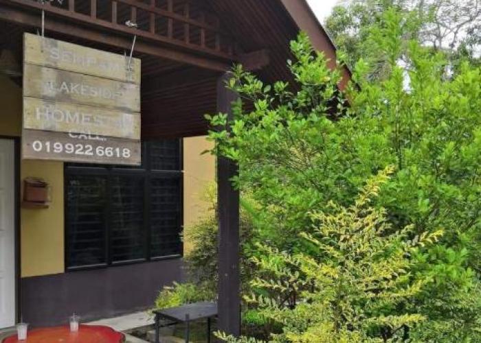 De'Lakeside musslim's homestay