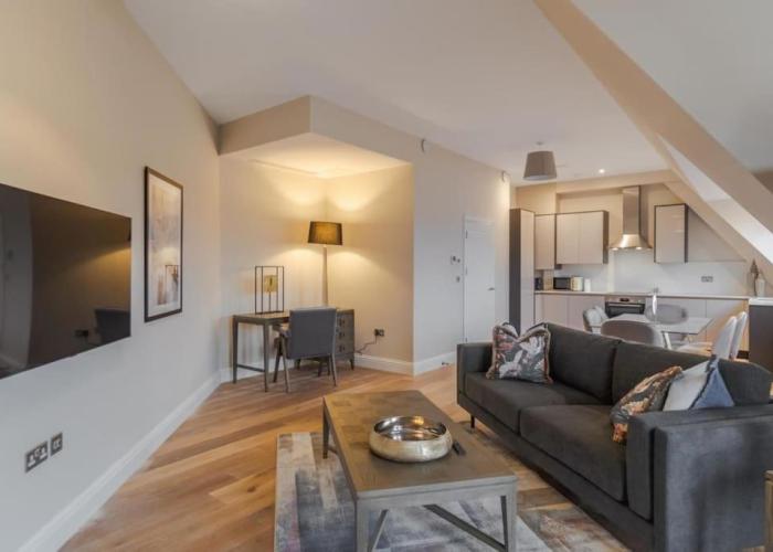 Spacious Luxury Penthouse, 2BR, Private Parking