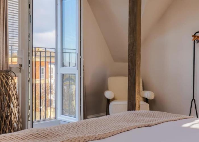 Spacious Luxury Penthouse, 2BR, Private Parking