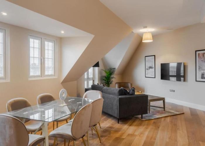 Spacious Luxury Penthouse, 2BR, Private Parking