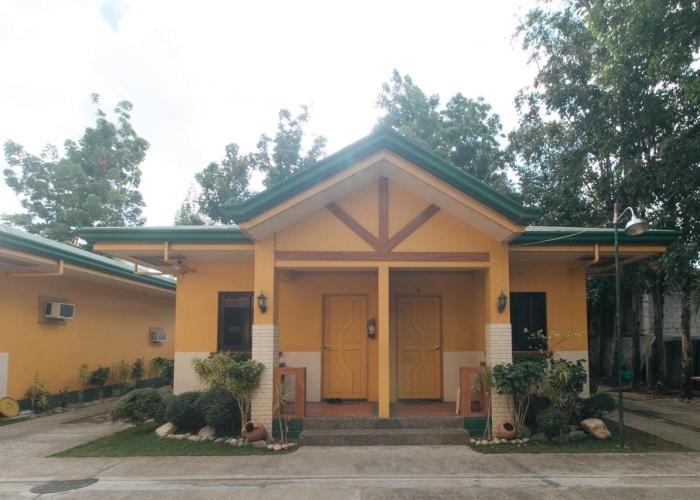 RedDoorz @ Farm Side Hotel Laoag City