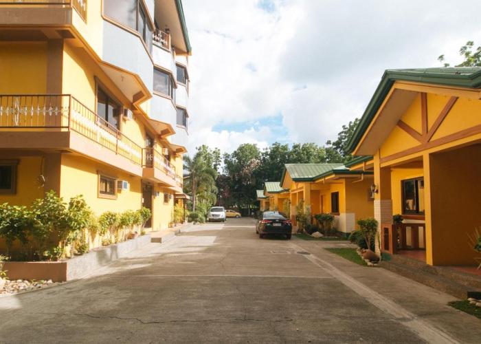 RedDoorz @ Farm Side Hotel Laoag City