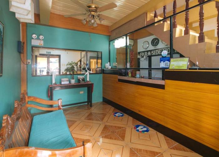 RedDoorz @ Farm Side Hotel Laoag City