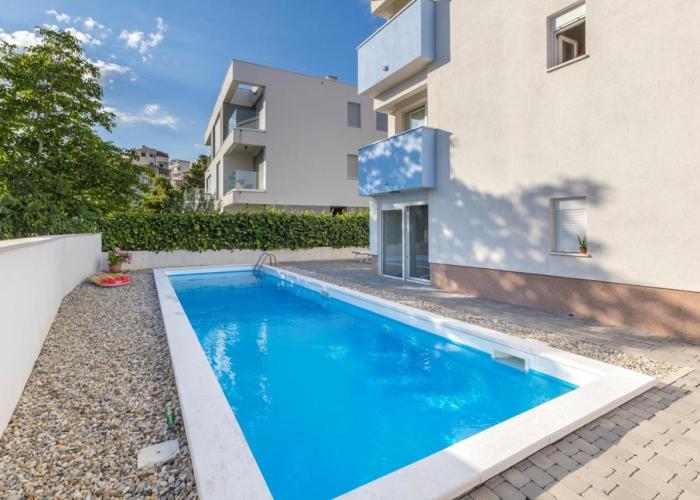 Apartments Podstrana with shared Pool