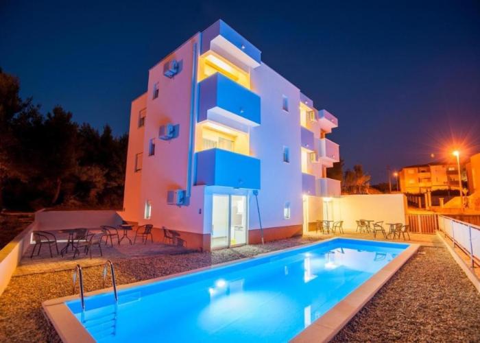 Apartments Podstrana with shared Pool