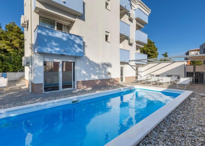 Apartments Podstrana with shared Pool