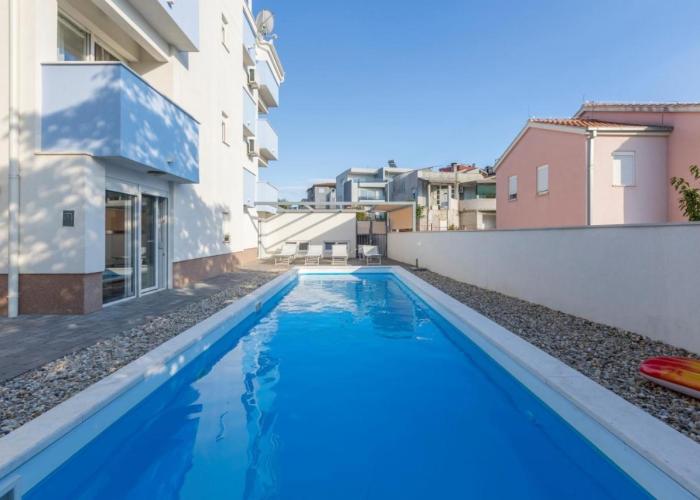 Apartments Podstrana with shared Pool