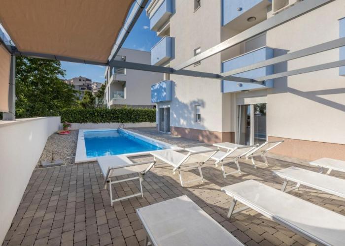 Apartments Podstrana with shared Pool