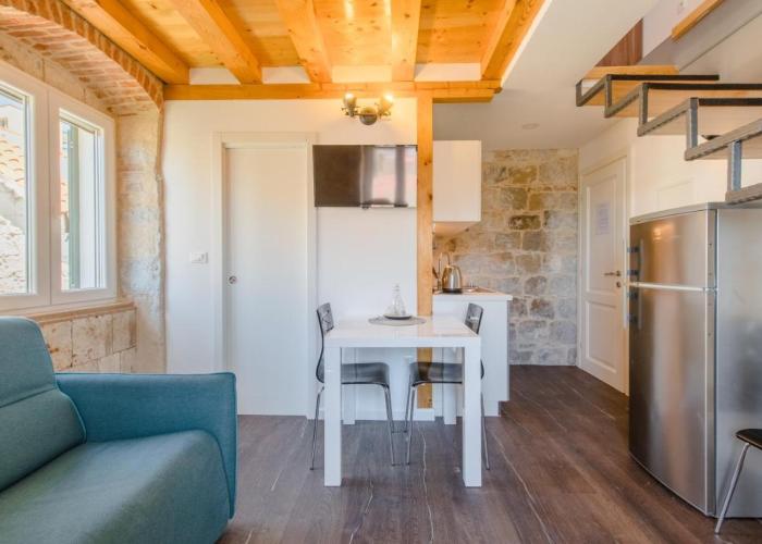 JeS Old Town Studio Apartment