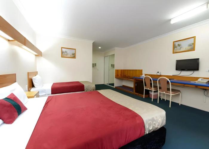 Smart Motel Bert Hinkler