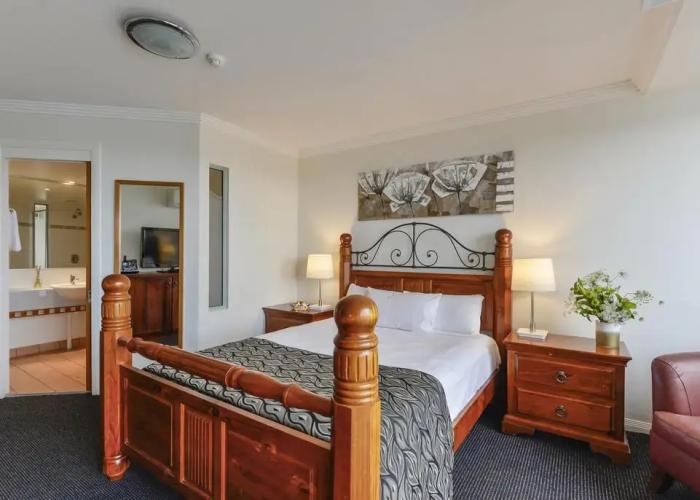 Burnett Riverside Hotel