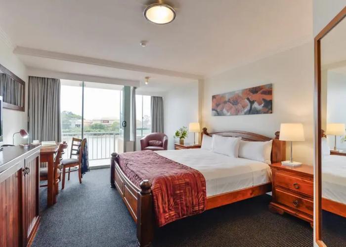 Burnett Riverside Hotel