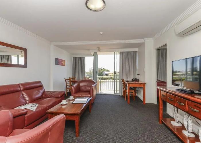 Burnett Riverside Hotel