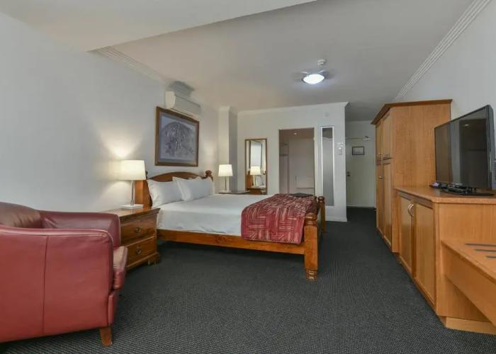 Burnett Riverside Hotel