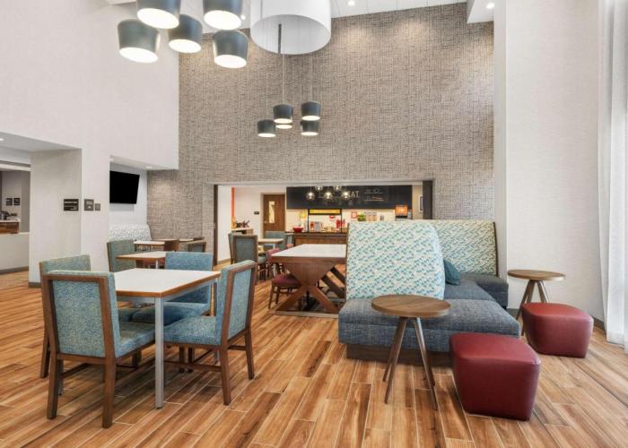 Hampton Inn & Suites Bakersfield Central