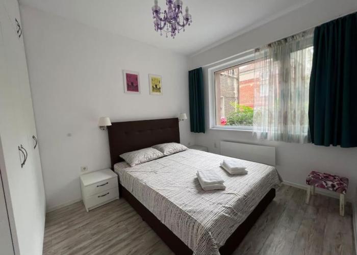 Lovely central 1-bedroom rental with patio