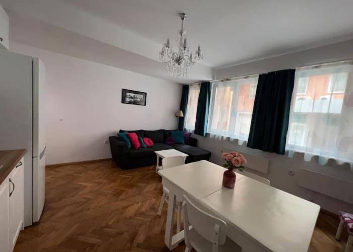Lovely central 1-bedroom rental with patio