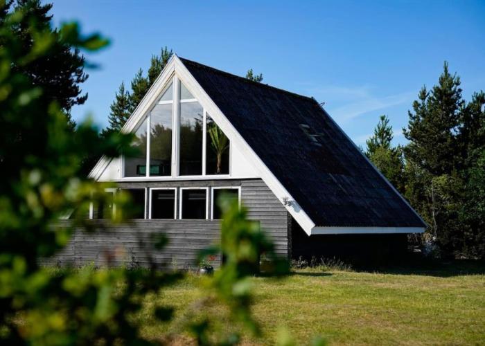 Sommerhus i Hals nær strand og by.