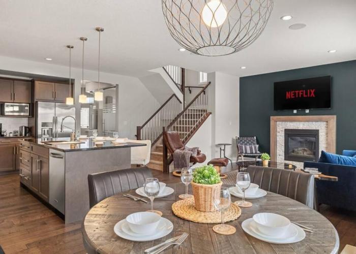 Luxurious Entire House with Cental AC, Double Car Garage Parking, Upgraded Appliances, King Size Bed, Two Living Rooms & More