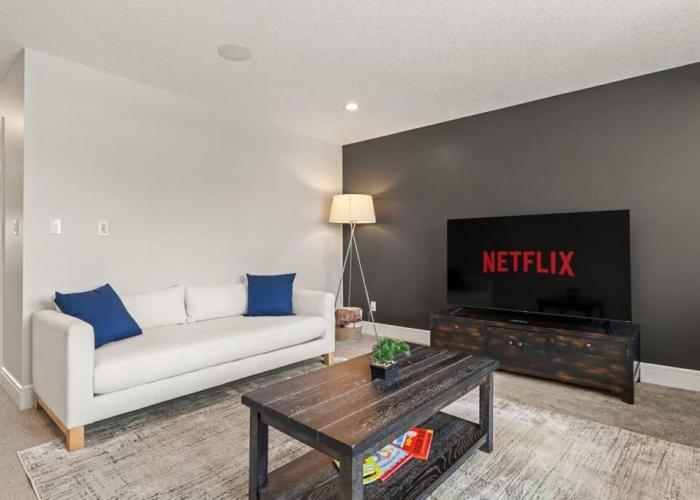 Luxurious Entire House with Cental AC, Double Car Garage Parking, Upgraded Appliances, King Size Bed, Two Living Rooms & More
