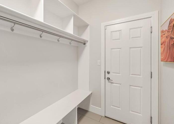 Luxurious Entire House with Cental AC, Double Car Garage Parking, Upgraded Appliances, King Size Bed, Two Living Rooms & More