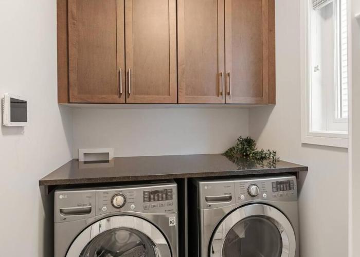 Luxurious Entire House with Cental AC, Double Car Garage Parking, Upgraded Appliances, King Size Bed, Two Living Rooms & More
