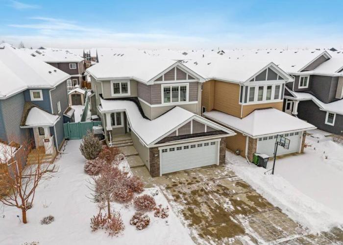 Luxurious Entire House with Cental AC, Double Car Garage Parking, Upgraded Appliances, King Size Bed, Two Living Rooms & More