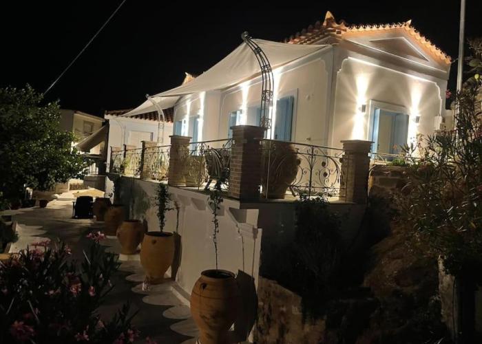 Stunning 1 bed Poros house presented by Lazydaze.