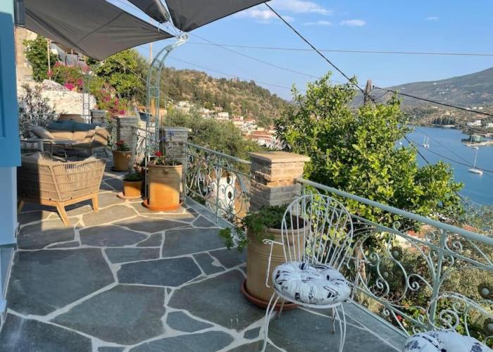 Stunning 1 bed Poros house presented by Lazydaze.