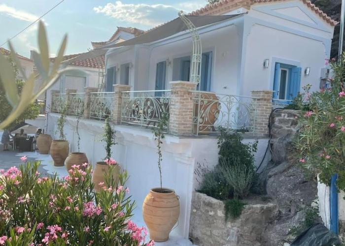 Stunning 1 bed Poros house presented by Lazydaze.
