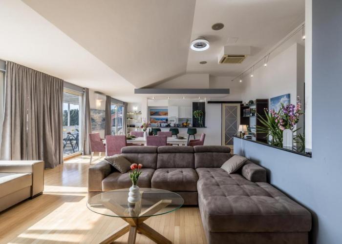 Urban Utopia Penthouse with private parking