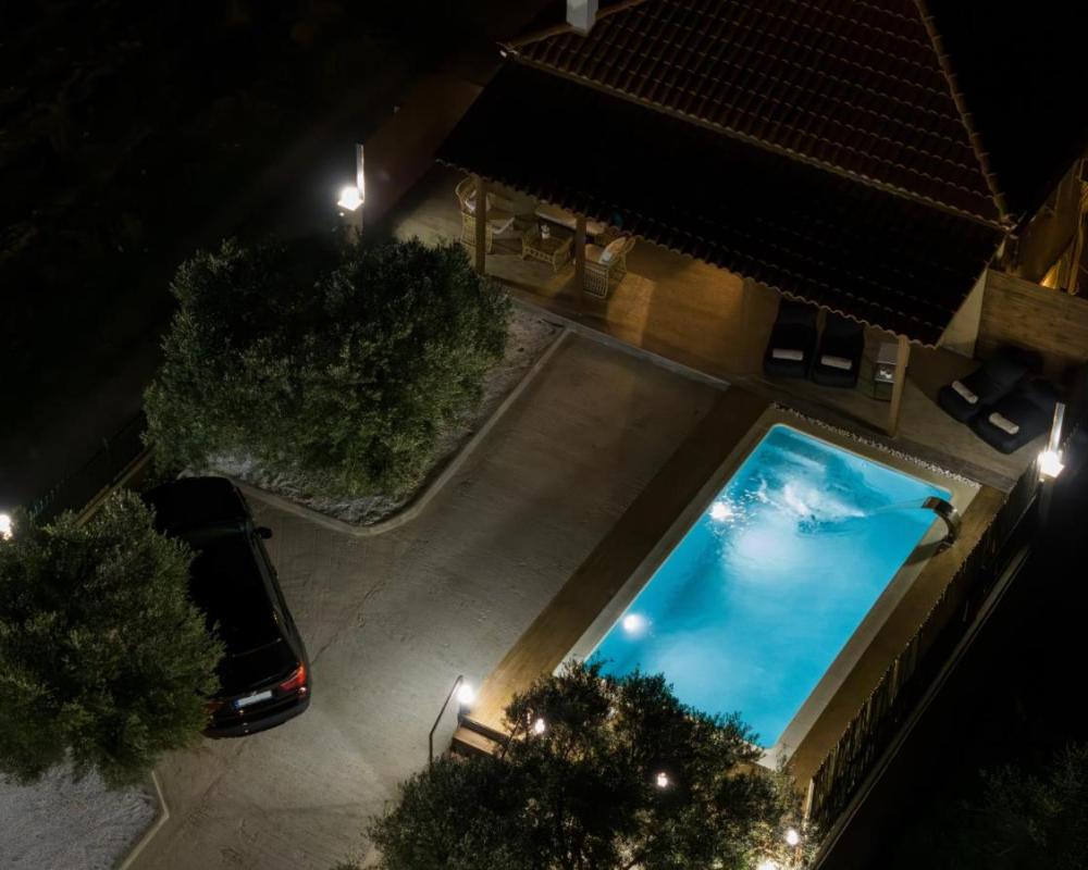 фото Σπίτι με πισίνα δίπλα στο αεροδρόμιο.