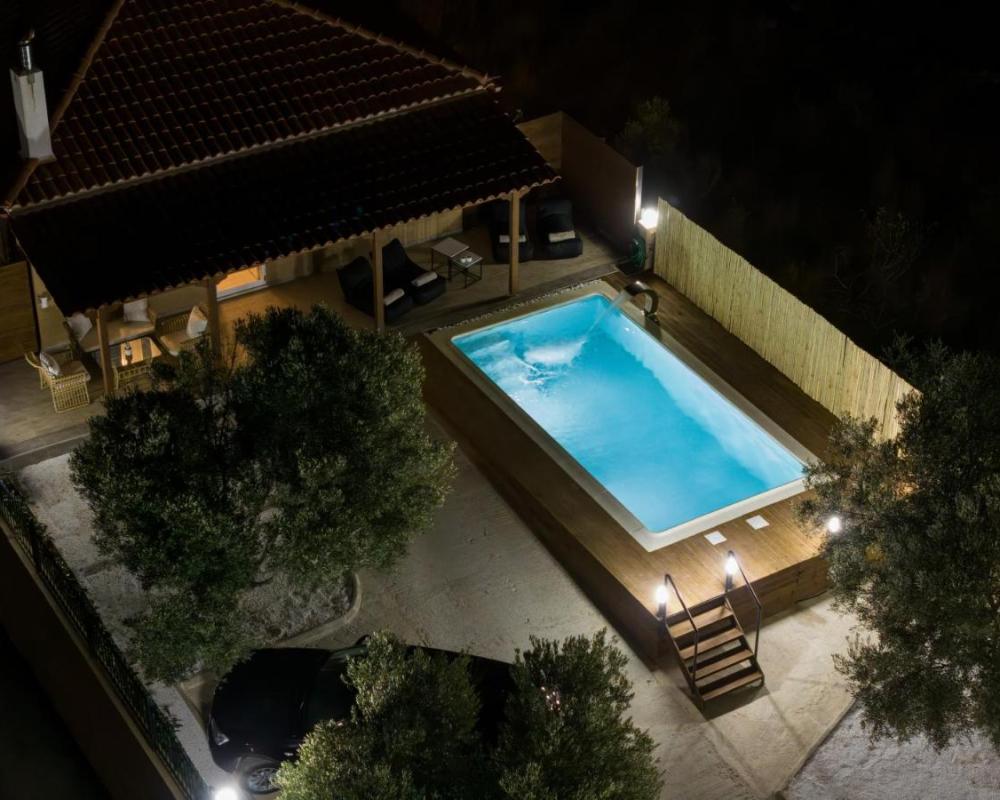 фото Σπίτι με πισίνα δίπλα στο αεροδρόμιο.