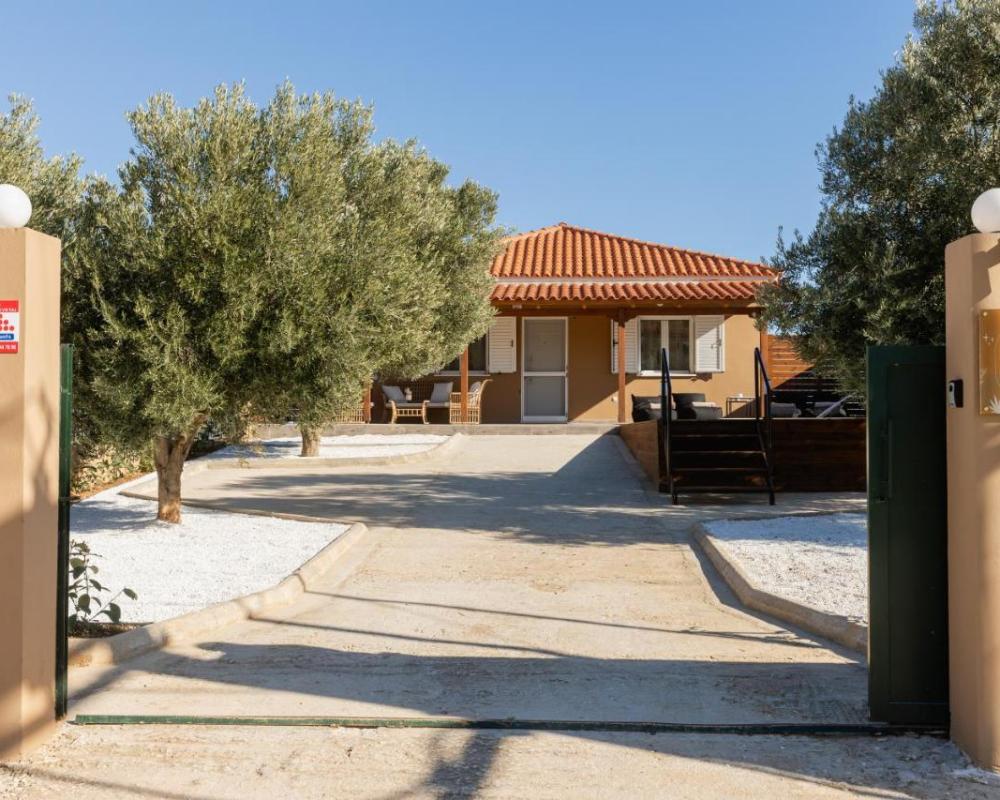 фото Σπίτι με πισίνα δίπλα στο αεροδρόμιο.