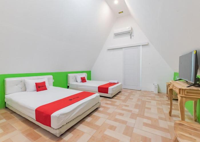 RedDoorz Syariah Plus Near Sukabumi Station