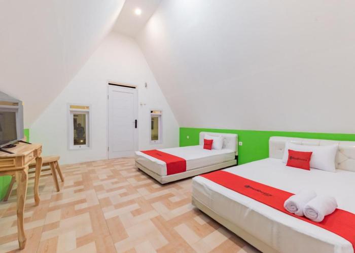 RedDoorz Syariah Plus Near Sukabumi Station