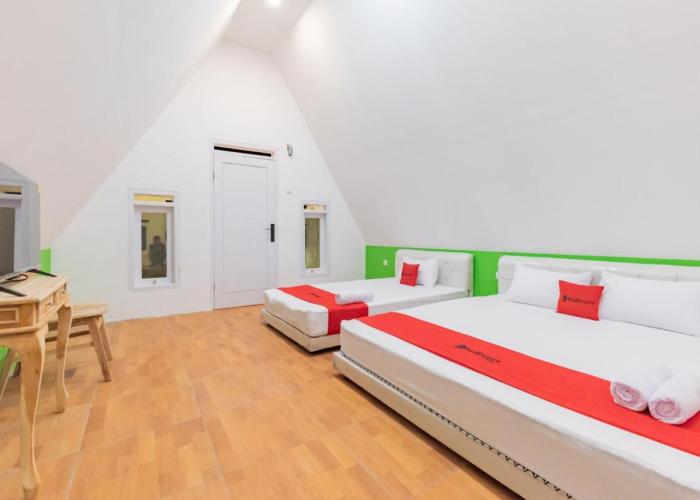RedDoorz Syariah Plus Near Sukabumi Station