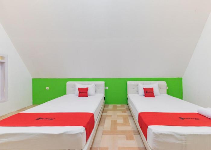RedDoorz Syariah Plus Near Sukabumi Station