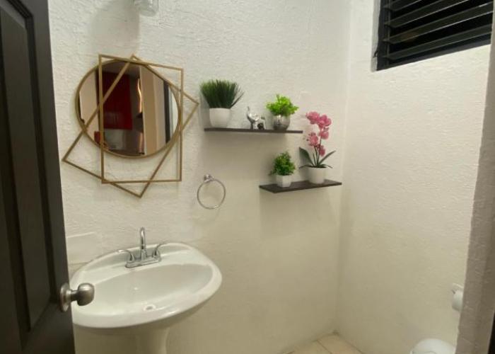 HERMOSA CASA PRIVADA EN FRACC VALLE VERDE, AL SUR DE LA CIUDAD.